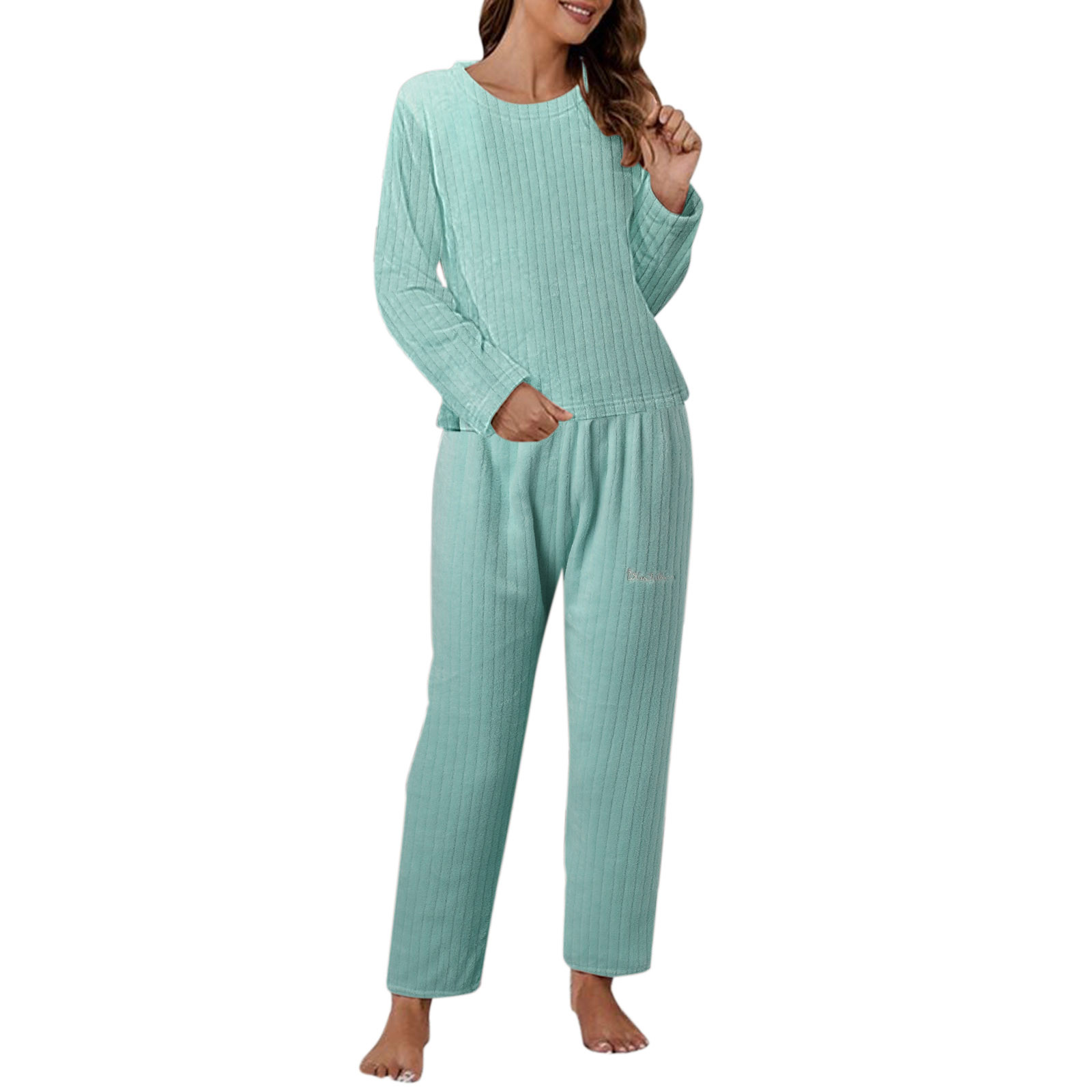 thumbnail image 1 of Conjunto de pijama de felpa coral para mujer: camiseta de manga larga y pantalón, estampado con letras, dos piezas informales., 1 of 7